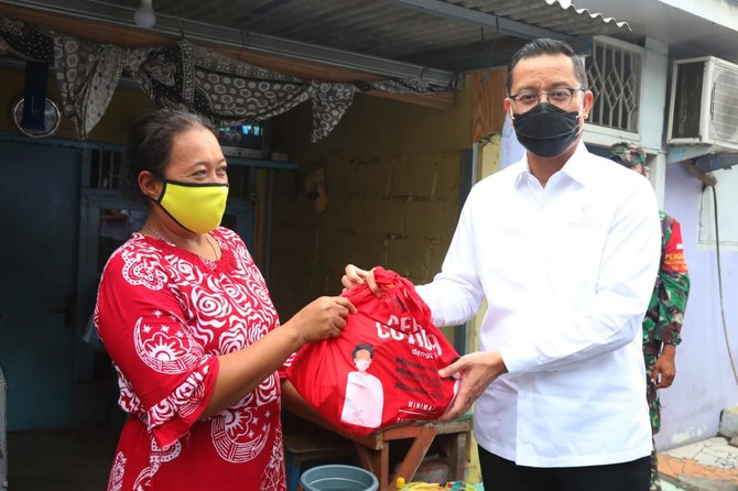 menteri sosial juliari p batubara blusukan ke gang gang sempit di tiga titik di wilayah dki jakarta