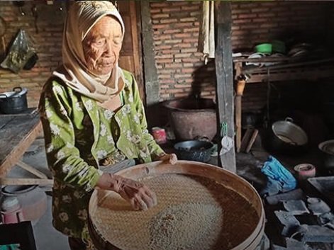 nenek ini hidup sendirian amp biasa makan singkong anggap nasi makanan mewah