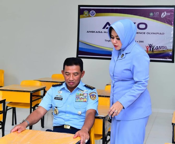 potret cantik istri mantan ksau yuyu sutisna