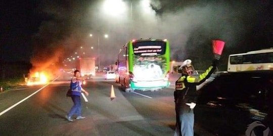 Sempat Gegerkan Warga, Begini Kronologi Mobil Terbakar di Tengah Jalan Tol Sidoarjo