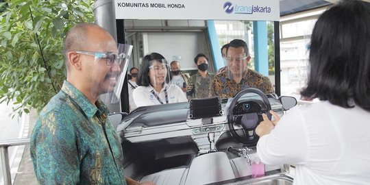 Komunitas Honda Sumbangkan Wastafel Bergaya Mobil di Halte TransJakarta