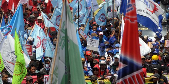 Buruh Bekasi Unjuk Rasa Tuntut Kenaikan Upah di Tengah Pandemi Covid 19