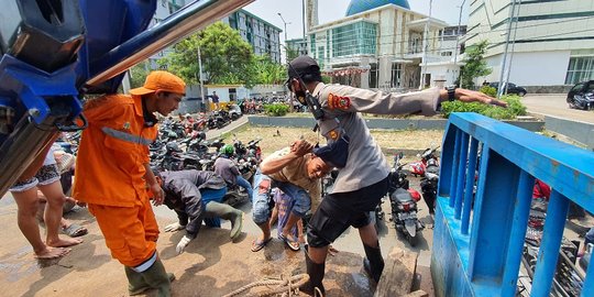 Terdampak Banjir Rob, Warga Muara Baru Dievakuasi
