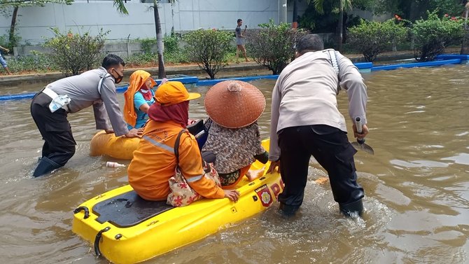 polisi evakuasi warga terdampak banjir rob di muara baru