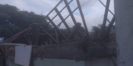 Diguyur Hujan, Ruang Kelas SMP Negeri di Tasik Ambruk