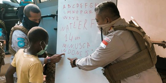 Misi Mulia, Potret Anggota Polri Ajari Anak 14 Tahun Baca Tulis di Afrika Tengah