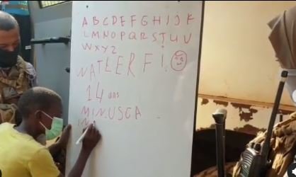 potret anggota polri ajari anak 14 tahun baca tulis di afrika tengah