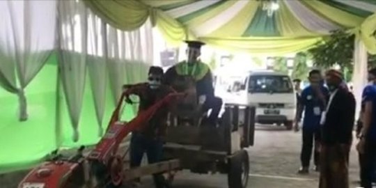 Mahasiswa di Tulungagung Ini Berangkat Wisuda Naik Traktor, Ini Alasannya