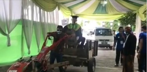 mahasiswa iain tulungagung wisuda naik traktor