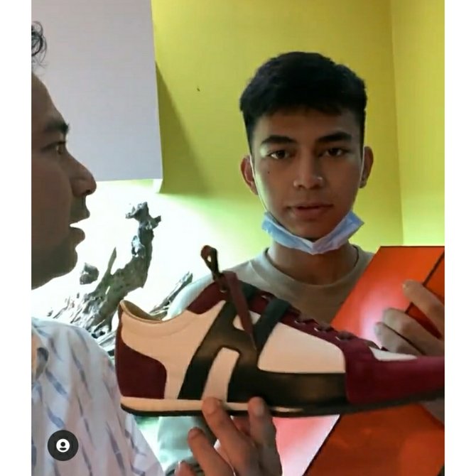 Berkunjung ke Rumah Bos TV, 'Kembaran' Raffi Ahmad Tak
