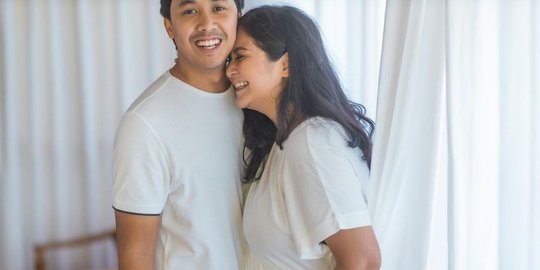 Tengah Hamil Anak Kedua, Intip Pemotretan Caca Tengker yang Sederhana