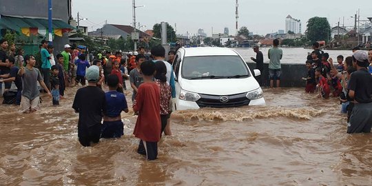 Antisipasi Banjir, Pemprov DKI Distribusikan Masker hingga Buku Panduan