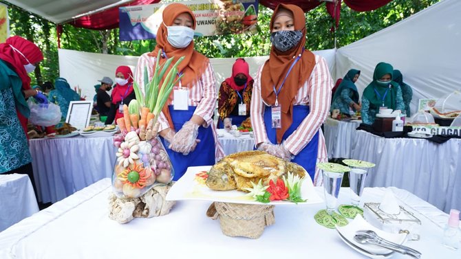 bupati anas saat acara gerakan memasyarakatkan makan ikan