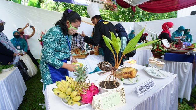 bupati anas saat acara gerakan memasyarakatkan makan ikan