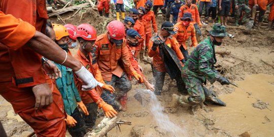 1 Keluarga Korban Longsor di Banyumas Ditemukan Meninggal Terjepit Bebatuan dan Kayu