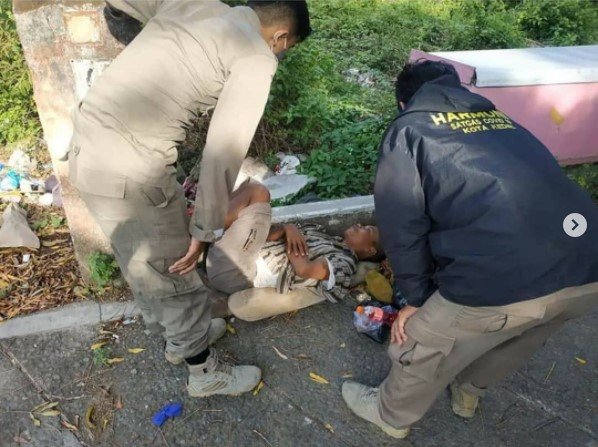 pria diduga dibuang keluarganya di kediri