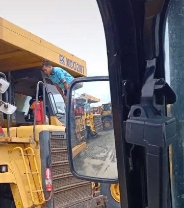 viral video pria pekerja tambang salat di atas kendaraan alat berat