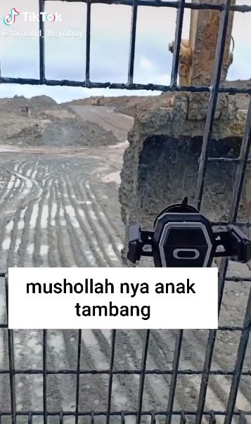 viral video pria pekerja tambang salat di atas kendaraan alat berat