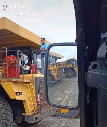 viral video pria pekerja tambang salat di atas kendaraan alat berat