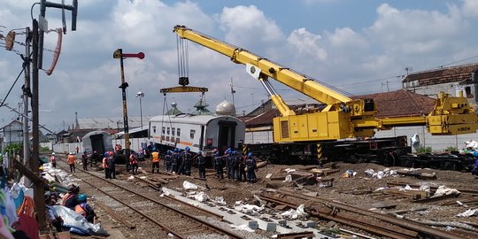 Evakuasi Gerbong Kereta Anjlok di Stasiun Malang Kota Lama Gunakan Crane
