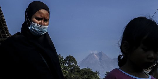 Kehidupan Warga Kaki Gunung Merapi di Tengah Status Siaga