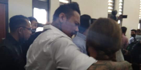 Reaksi Jerinx Usai Hakim Jatuhkan Vonis 1 Tahun 2 Bulan Penjara