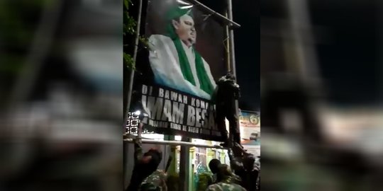 Baliho Rizieq Syihab Diturunkan Sekelompok Orang Berseragam Loreng