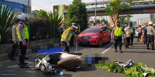 Pemotor Wanita Tewas Terlindas Mobil di Margonda Depok