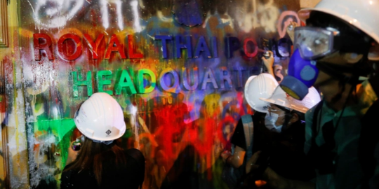 PM Thailand Ancam Tindak Para Demonstran Setelah Aksi Mencoret Markas Polisi