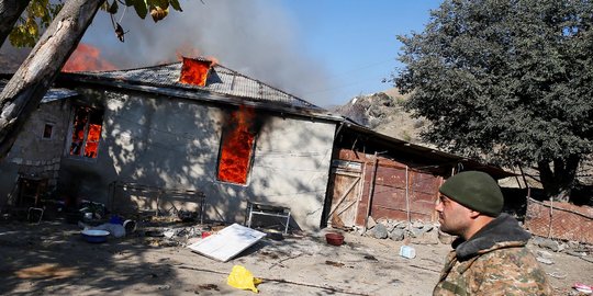 Kalah Perang, Etnis Armenia Bakar Rumah Sendiri di Nagorno-Karabakh