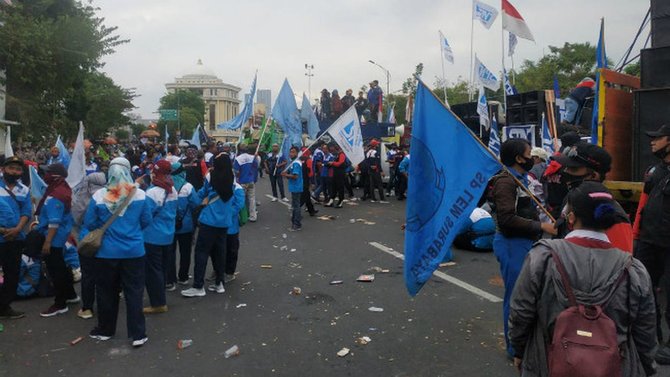 demo buruh di jawa timur desak kenaikan umk 2021