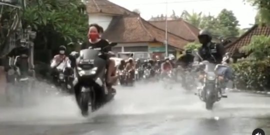 Kelakuan Emak-Emak di Jalan Ini Bikin Geleng-Geleng, Geng Motor Sampai Gak Bisa Marah