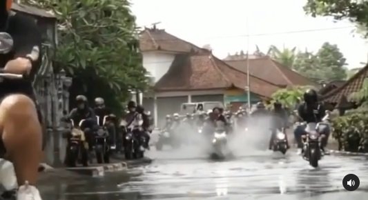 aksi emak emak di jalanan