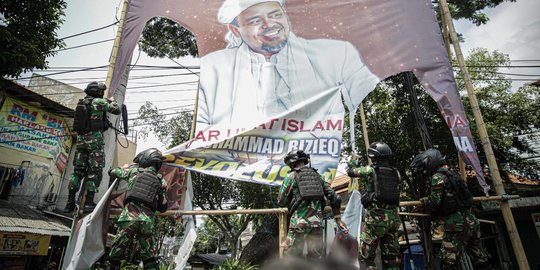 TNI Copot Paksa Baliho Habib Rizieq di Kawasan Petamburan