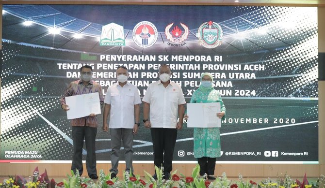 menpora zainudin saat penyerahan sk penetapan tuan rumah pon 2024