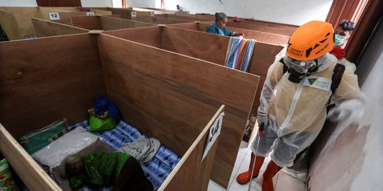 Penyemprotan Desinfektan di Bilik Merapi