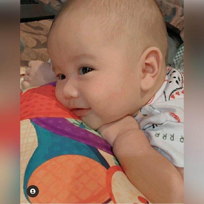 Rezky Aditya Unggah Foto Terbaru Baby Athar, Netizen Tertawa Lihat