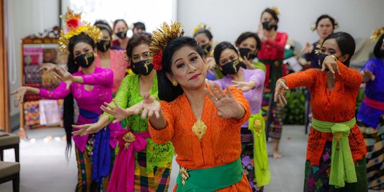 Mengangkat Kembali Bali Pascapandemi Covid-19 Lewat Kebaya Bali