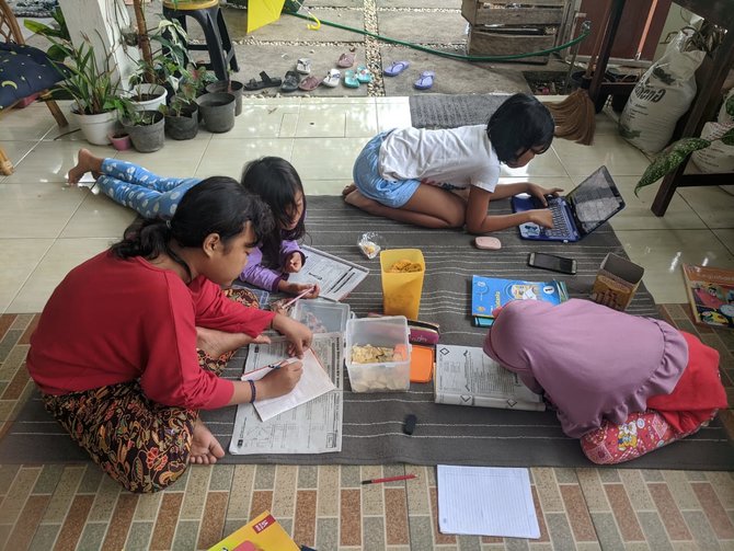 anak anak kompleks belajar di rumah nurina wardhani di bantul yogyakarta