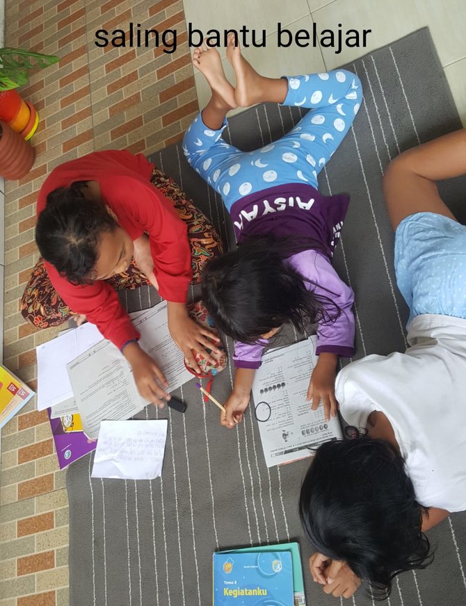 anak anak kompleks belajar di rumah nurina wardhani di bantul yogyakarta
