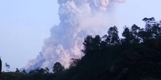 Gunung Merapi Luncurkan Guguran Material Sejauh 1 Kilometer