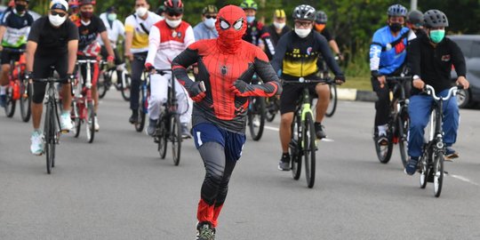 Menpora Dikawal 'Spiderman' saat Bersepeda di Kepri
