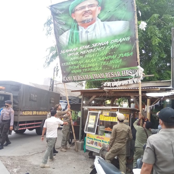 baliho rizieq dicopot tim gabungan polri tni dan satpol pp