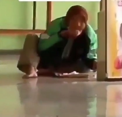 viral momen ojol wanita makan nasi bungkus berjuang keras untuk bahagiakan anaknya