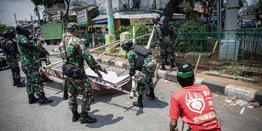 Pencopotan Baliho Rizieq, Refly Tak Yakin Pangdam Jaya Bergerak Inisiatif Sendiri