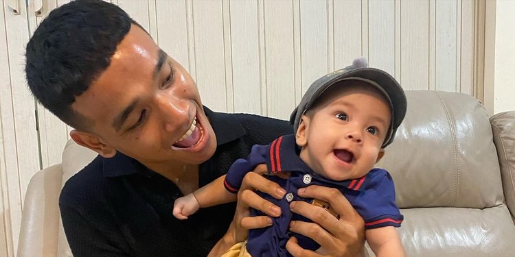 Terpisah Dengan Sang Ibu Begini Cara Bibi Ardiansyah Tenangkan Baby Gala Saat Rewel Merdeka Com