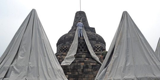 Candi Borobudur Ditutup Terpal