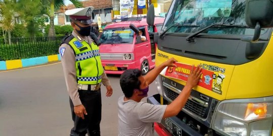 Lawan Covid-19, Polres Sukabumi Kota Lakukan Lakukan Ini Pada Kendaraan yang Melintas