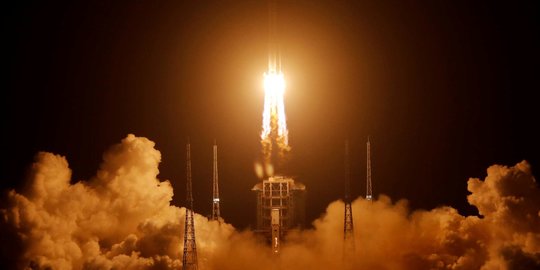 Roket Long March-5 Y5 China Sukses Meluncur ke Bulan