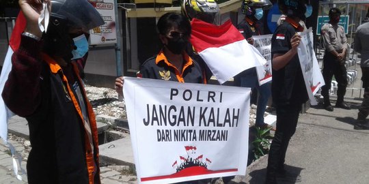 Poster "Polri Jangan Kalah dari Nikita Mirzani" Hiasi Aksi Tolak Rizieq di Kupang